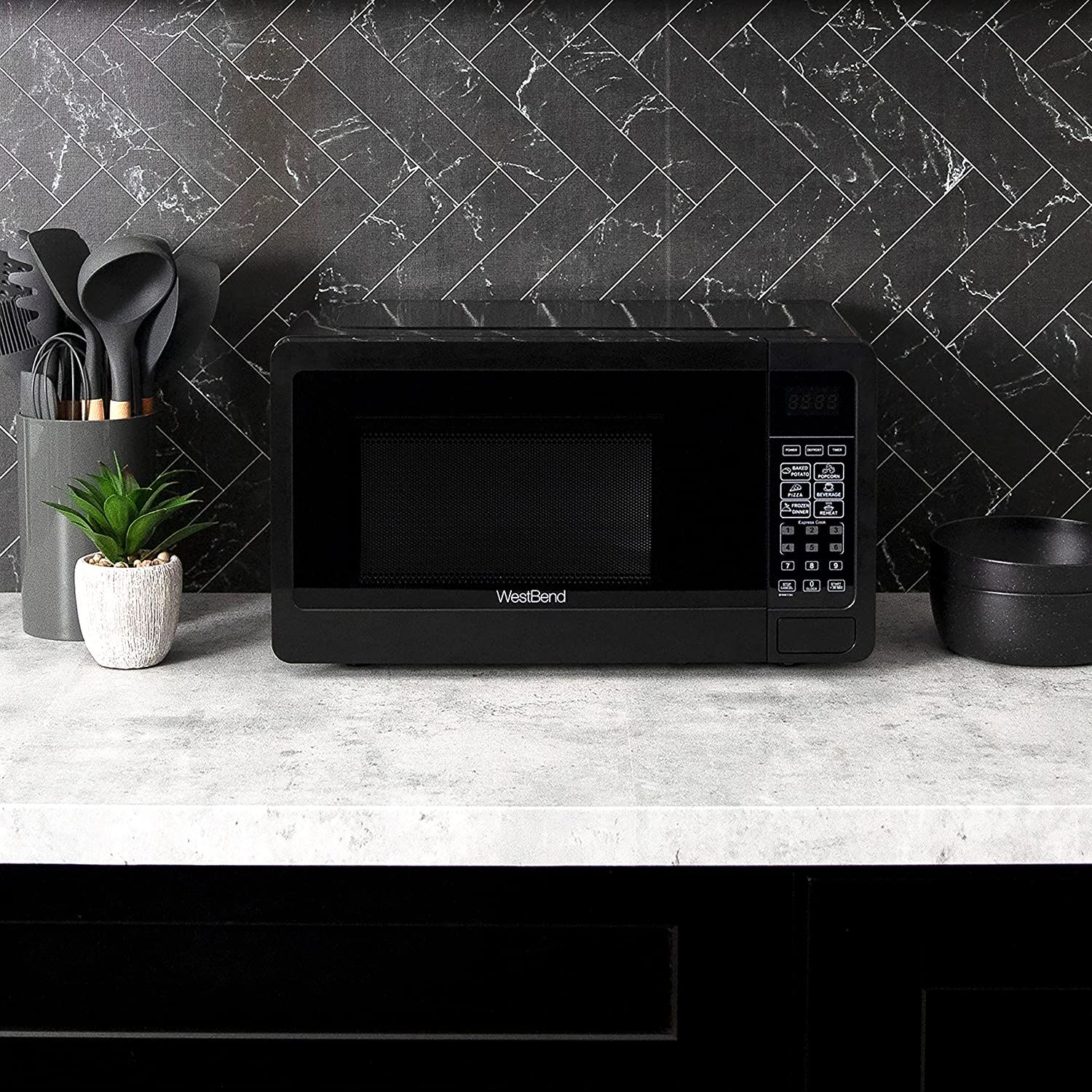 QINBI WBMW71B Microwave Oven 700-Watts Compact with 6 Pre Cooking Settings, Speed Defrost, Electronic Control Panel and Glass Turntable, Black